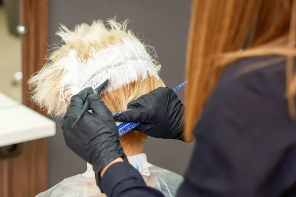 Cabeleireiro Tintas Cabelo Mulher Jovem Cor Branca Salão Cabeleireiro — Fotografia de Stock