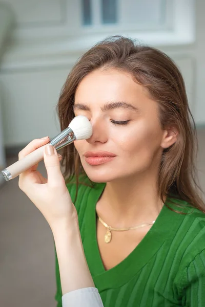 Makyöz Güzellik Salonunda Fırça Kullanan Beyaz Bir Kadının Burnuna Kuru — Stok fotoğraf