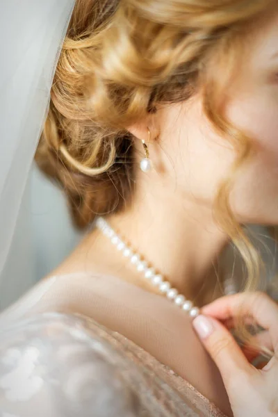 Bonito Caucasiano Jovem Noiva Veste Colar Antes Casamento Foco Seletivo — Fotografia de Stock