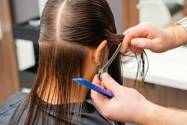 Friseurhände Kämmen Haare Einer Jungen Frau Friseursalon Frisurenprozess Schönheitssalon — Stockfoto