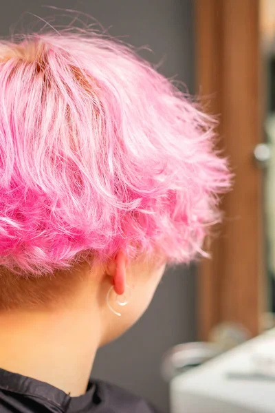 Visão Traseira Penteado Rosa Jovem Depois Tingir Cabelo Fazer Destaques — Fotografia de Stock