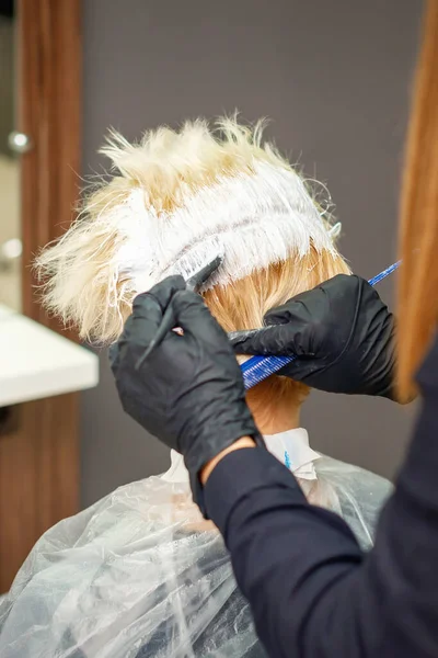 Cabeleireiro Tintas Cabelo Mulher Jovem Cor Branca Salão Cabeleireiro — Fotografia de Stock