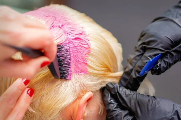 Profesjonalny Fryzjer Farbuje Włosy Młodej Kobiety Różowym Kolorze Zamknięcie Procesu — Zdjęcie stockowe