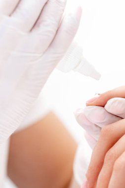 Kadın manikürcüsünün manikürcüsüne manikür yapan profesyonel manikürcü..