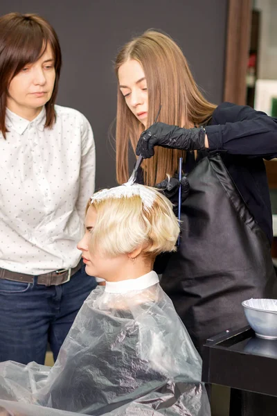 Junge Auszubildende Lernt Unter Anleitung Eines Professionellen Friseurs Einem Friseursalon — Stockfoto