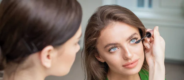 Professionell Makeup Artist Tillämpa Mascara Fransar Vackra Unga Kaukasiska Kvinna — Stockfoto