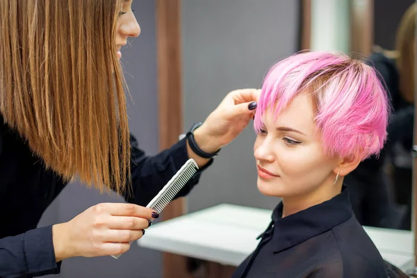 Νεαρή Γυναίκα Που Λαμβάνει Κοντά Ροζ Hairstyle Από Γυναίκα Κομμώτρια — Φωτογραφία Αρχείου