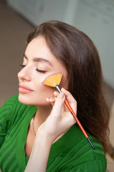 Make Artist Applicando Trucco Professionale Fondazione Tonale Sul Volto Della — Foto Stock