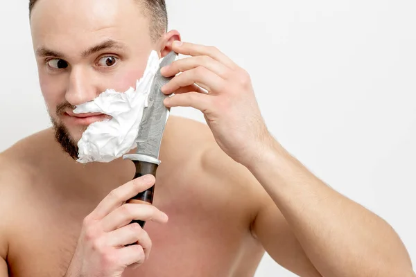 Jeune Homme Caucasien Rasage Barbe Avec Couteau Sur Fond Blanc — Photo