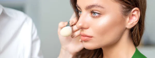 Makeup Artist Tillämpa Torr Kosmetisk Tonal Foundation Ansiktet Ung Kvinna — Stockfoto