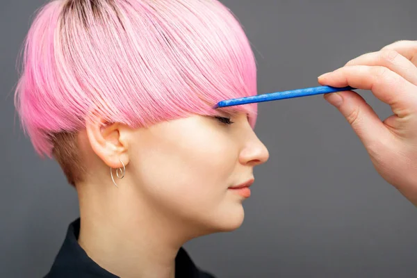 Kapper Controleren Korte Roze Kapsel Van Jonge Vrouw Met Kam — Stockfoto