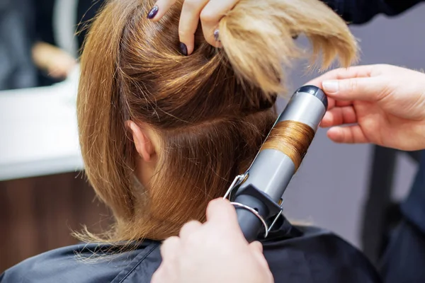 Professionelle Friseurin Dreht Locken Von Langen Hellbraunen Haaren Der Frau — Stockfoto