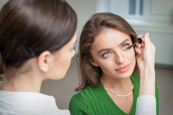 Professionelle Make Artist Anwendung Mascara Auf Wimpern Der Schönen Jungen — Stockfoto