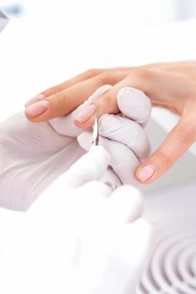 Zbliżenie Manikiurzystki Przy Użyciu Nożyczek Manicure Celu Usunięcia Naskórka Żeńskich — Zdjęcie stockowe