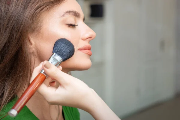 Maquiagem Artista Aplicando Profissional Compõem Fundação Tonal Rosto Bela Jovem — Fotografia de Stock