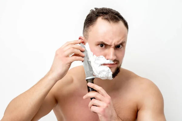 Jeune Homme Caucasien Rasage Barbe Avec Couteau Sur Fond Blanc — Photo