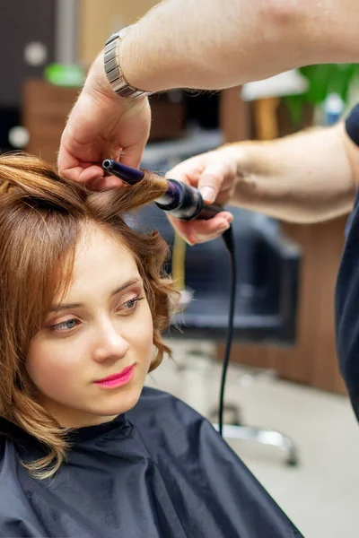 Parrucchiere Professionale Piegare Riccioli Capelli Castani Leggeri Lunghi Donna Con — Foto Stock