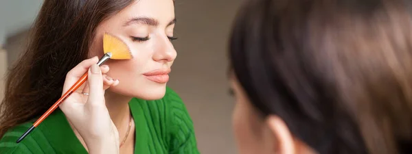 Make Artist Applying Professional Make Tonal Foundation Face Beautiful Young — Stock Photo, Image