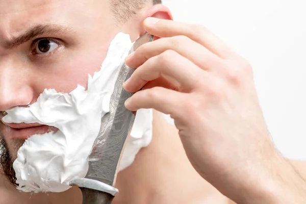 Jovem Caucasiano Barba Barbear Homem Com Faca Fundo Branco — Fotografia de Stock