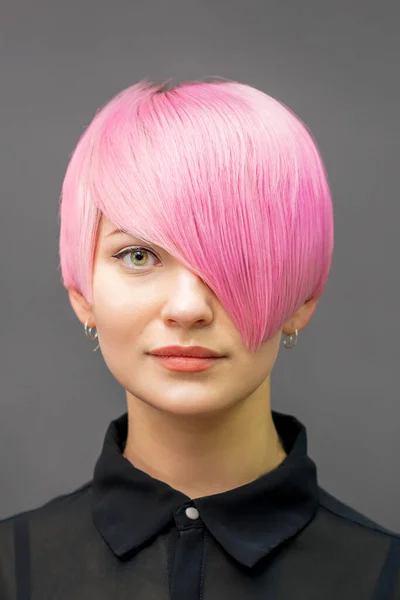 Portret Pięknej Młodej Białej Kobiety Krótkimi Jasnoróżowymi Włosami Profesjonalne Farbowanie — Zdjęcie stockowe