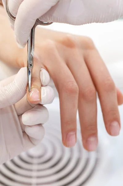 Primer Plano Manicura Usando Tijeras Manicura Para Eliminar Cutícula Las —  Fotos de Stock