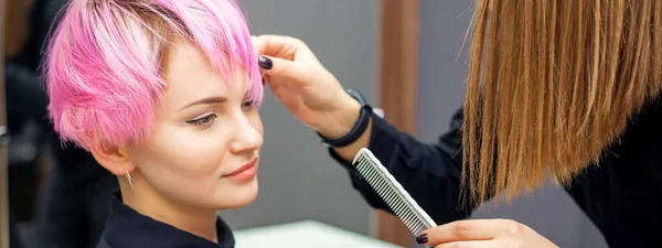 Jovem Mulher Recebendo Penteado Rosa Curto Por Cabeleireiro Feminino Salão — Fotografia de Stock