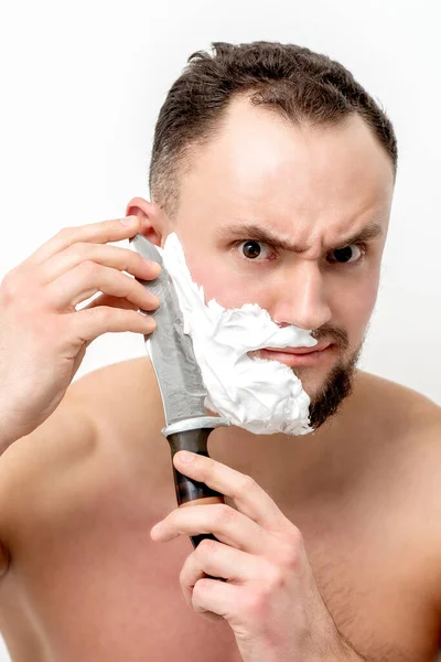 Jeune Homme Caucasien Rasage Barbe Avec Couteau Sur Fond Blanc — Photo