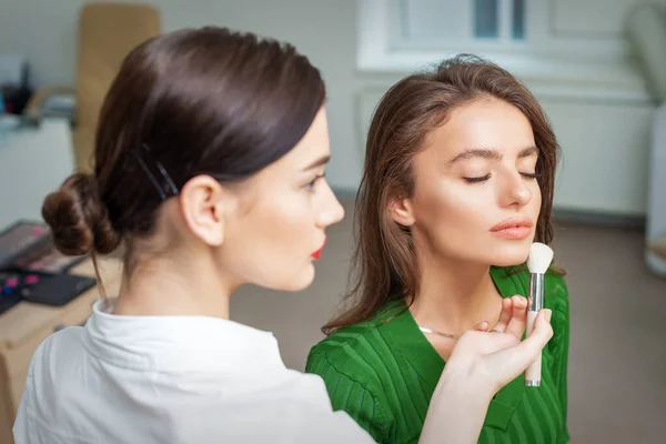 Make Artist Applying Professional Make Tonal Foundation Face Beautiful Young — Stock Photo, Image