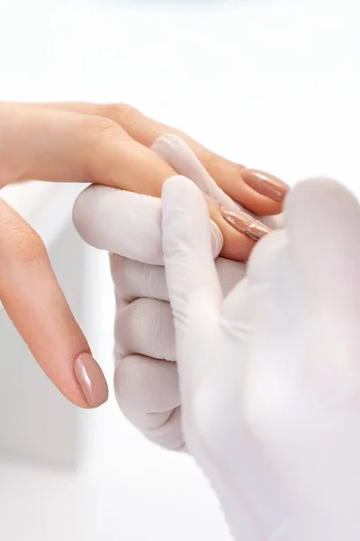 Manicure Master Beschermende Handschoenen Aanbrengen Beige Nagellak Vrouwelijke Nagels Schoonheidssalon — Stockfoto