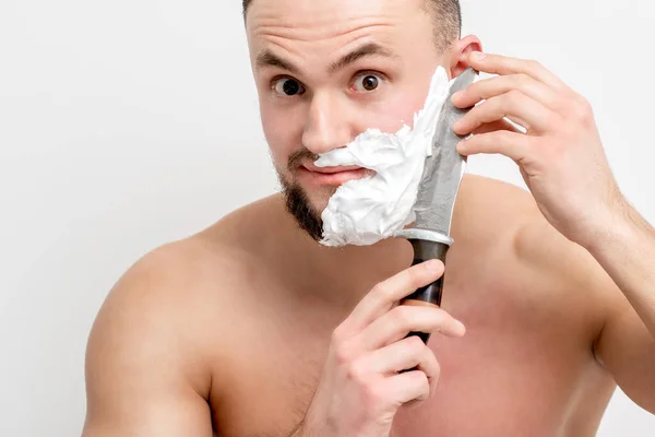 Jeune Homme Caucasien Rasage Barbe Avec Couteau Sur Fond Blanc — Photo