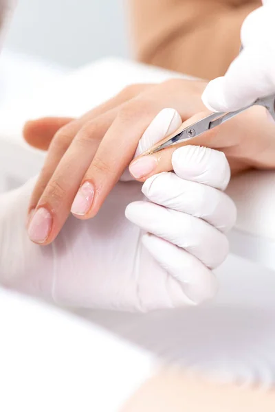 Primo Piano Della Manicure Con Forbici Manicure Rimuovere Cuticola Delle — Foto Stock