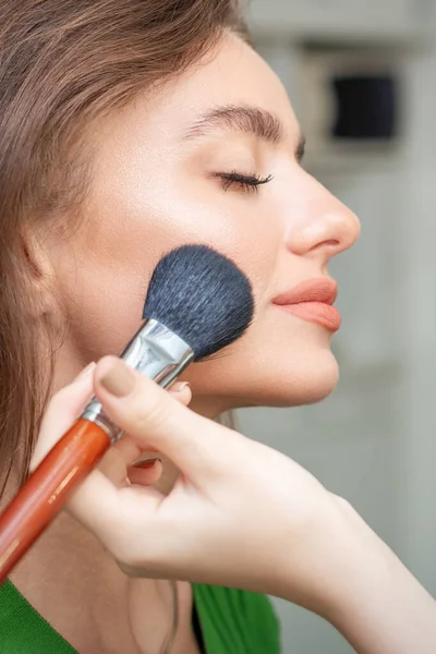 Maquiagem Artista Aplicando Profissional Compõem Fundação Tonal Rosto Bela Jovem — Fotografia de Stock