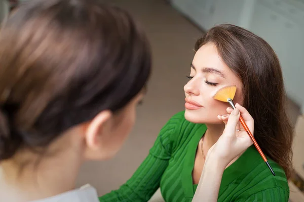 Maquillaje Artista Aplicar Maquillaje Profesional Base Tonal Cara Hermosa Mujer — Foto de Stock