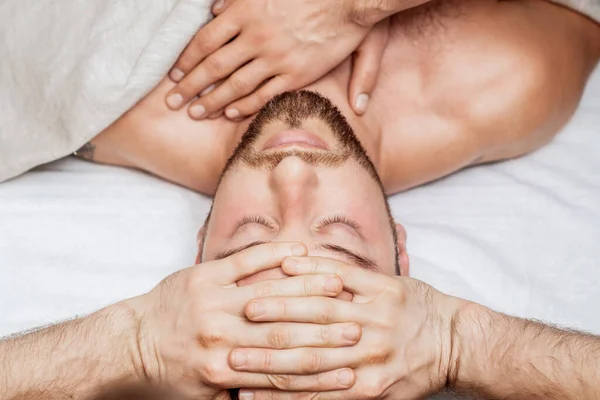 Bello Giovane Uomo Che Riceve Rilassante Massaggio Alla Testa Quattro — Foto Stock