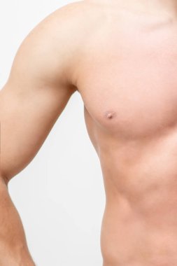 Beyaz tenli güçlü bir adamın gövdesinin yarısı izole edilmiş.