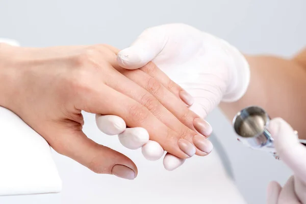 Jonge Vrouw Ontvangt Manicure Door Airbrush Nagelsalon Procedure Voor Het — Stockfoto