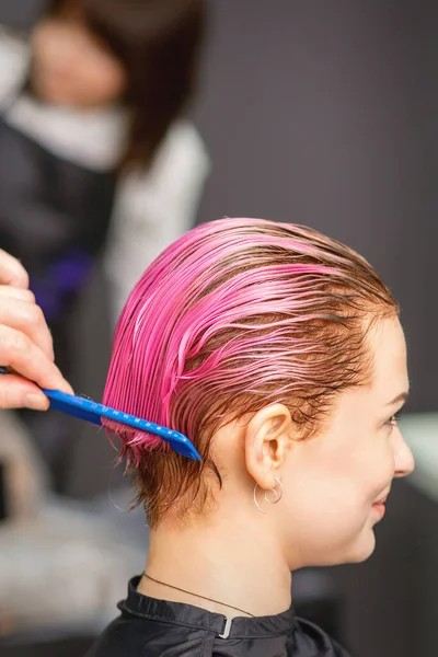 Jonge Vrouw Die Een Haarbehandeling Krijgt Roze Kleuring Met Hand — Stockfoto