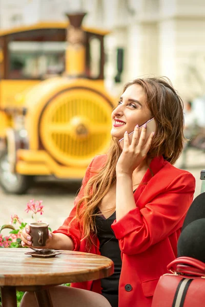 Krásný Šťastný Mladý Kavkazský Žena Mluví Mobilní Telefon Sedí Venkovním — Stock fotografie