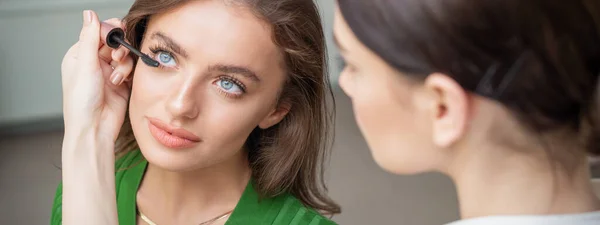 Professionelle Make Artist Anwendung Mascara Auf Wimpern Der Schönen Jungen — Stockfoto