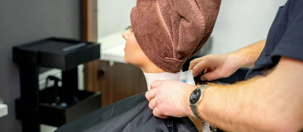 Cabeleireiro Coloca Capa Preta Para Cliente Feminino Com Toalha Cabeça — Fotografia de Stock