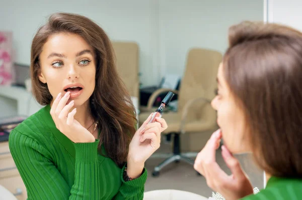 Όμορφη Νεαρή Καυκάσια Γυναίκα Εφαρμογή Gloss Στα Χείλη Δάχτυλο Κοιτάζοντας — Φωτογραφία Αρχείου