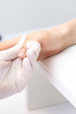 Manikür ustasının elinde manikür üstüne manikür.