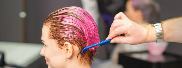 Jovem Mulher Recebendo Tratamento Capilar Após Coloração Rosa Mão Cabeleireiro — Fotografia de Stock