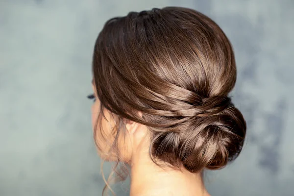 Visão Traseira Jovem Mulher Morena Com Belo Penteado Meio Fundo — Fotografia de Stock