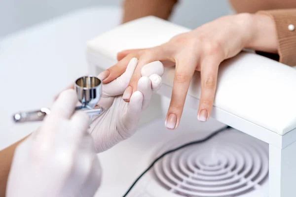 Jonge Vrouw Ontvangt Manicure Door Airbrush Nagelsalon Procedure Voor Het — Stockfoto