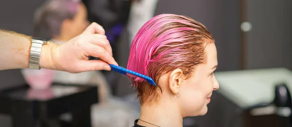 Jovem Mulher Recebendo Tratamento Capilar Após Coloração Rosa Mão Cabeleireiro — Fotografia de Stock