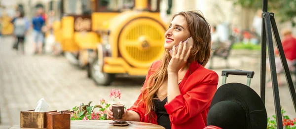 Vacker Glad Ung Kaukasiska Kvinna Talar Mobiltelefon Sitter Utomhus Café — Stockfoto