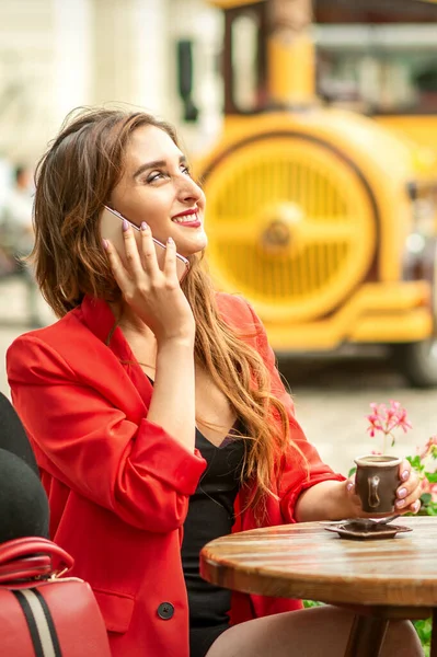 Krásný Šťastný Mladý Kavkazský Žena Mluví Mobilní Telefon Sedí Venkovním — Stock fotografie