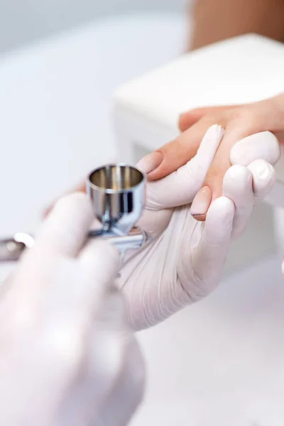 Mujer Joven Recibiendo Manicura Por Aerógrafo Salón Uñas Procedimiento Para — Foto de Stock