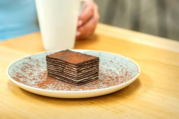 Pedaço Bolo Chocolate Prato Com Xícara Café Mesa Café Sobremesa — Fotografia de Stock